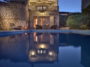 圣尼古拉奥斯奥佛斯别墅酒店的夜间带游泳池的别墅