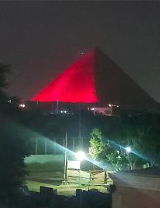 开罗Ramses Guest House的金字塔在晚上被点红