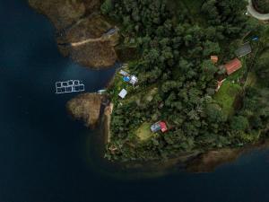 帕斯托Habitaciòn Floraciòn con vista a la Laguna的水面上岛上房屋的空中景观