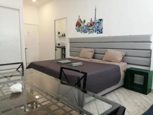 蓬塔卡纳Art Villa的一间卧室配有一张床和一张玻璃桌