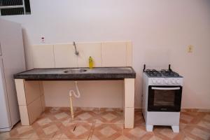 JuínaCasa com Wi-Fi e otima localizacao em Juina MT的厨房配有水槽和炉灶