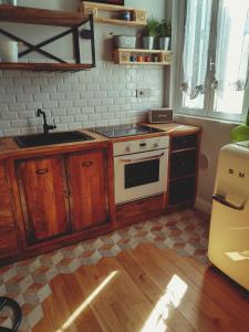 帕尔马B&B San Paolo Sweethome的厨房配有水槽和炉灶