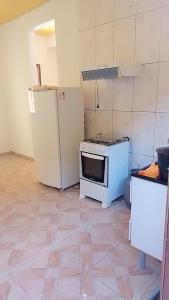 TamoiosCasa de Praia / Cabo Frio的厨房配有炉灶和冰箱。