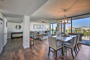 德斯坦Airy Destin Condo with Pool - Walk to Private Beach!的用餐室以及带桌椅的起居室。