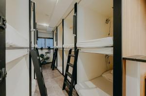 东京Le Glaciel 5 4F - Vacation STAY 79673v的宿舍间的一排双层床