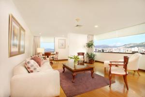 基多里约亚马逊酒店的客厅配有白色的沙发和桌子