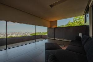 札幌Sapporo - House - Vacation STAY 13790的带沙发和大窗户的客厅