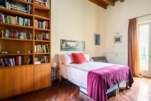 布雷西亚Duomo Apartment CIR 017029-CNI-00186的一间卧室配有床和书架