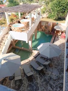 柔蔲科派克Hotel Spa el Gran Coral By Rotamundos的享有带桌子和遮阳伞的游泳池的顶部景致