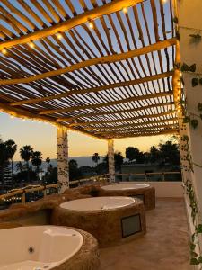 柔蔲科派克Hotel Spa el Gran Coral By Rotamundos的带浴缸和木制凉亭的浴室