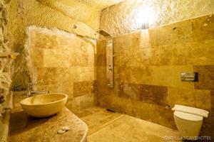 内夫谢希尔Atilla's Cave Hotel的一间带水槽和卫生间的浴室