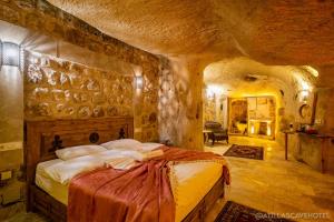 内夫谢希尔Atilla's Cave Hotel的石屋设有一间带大床的卧室