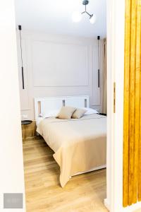 札勒乌Urban Nest的一间白色客房内的床铺卧室