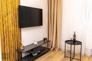 札勒乌Urban Nest的客厅设有壁挂式平面电视。