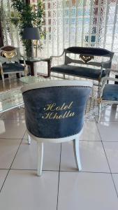 哈马马特克拉酒店的一间设有两把椅子和一张桌子的房间