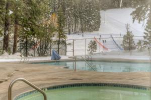 塔霍城Granlibakken Getaway - #72A的雪地中带滑雪场的游泳池