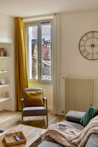 多勒Le Cocon d'Anna的客厅配有椅子和窗户