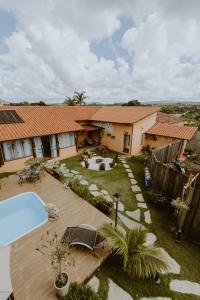 戈亚斯州上帕莱索Pousada Lua Clara的享有带游泳池的房屋的空中景致