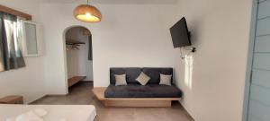 基莫洛斯岛Casa Di Kimolos的带沙发和电视的客厅
