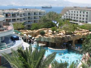 埃拉特Club Hotel Eilat - All Suites Hotel的享有度假村游泳池的景致。