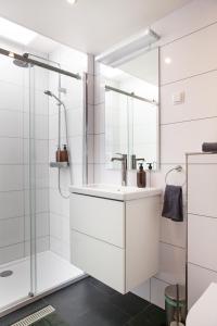OverschildPait's Laand Bed & Breakfast的白色的浴室设有水槽和淋浴。