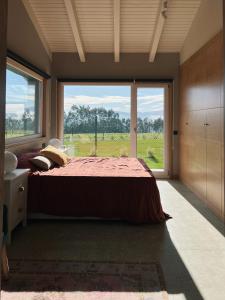 纳隆河畔穆罗斯La Quintana De José的一间卧室设有一张床和一个大窗户