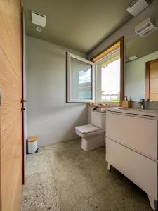 纳隆河畔穆罗斯La Quintana De José的一间带卫生间、水槽和窗户的浴室