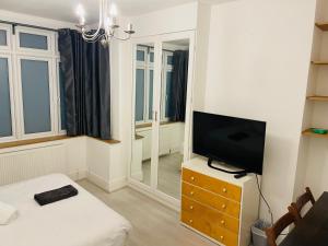 London Rooms with Free Parking 134的电视和/或娱乐中心