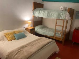 阿蒂巴亚Sitio Anju的一间卧室配有两张双层床和一张床