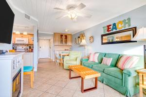 费南迪纳比奇Sand Dollar Villas 109的一间带绿色沙发的客厅和一间厨房
