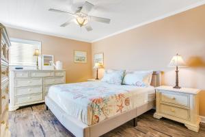 费南迪纳比奇Sand Dollar Villas 109的一间卧室配有一张床和吊扇