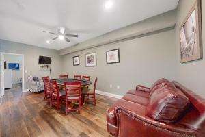 默特尔比奇Coconut Grove 405的客厅配有沙发和桌椅