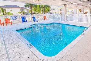 默特尔比奇Coconut Grove 405的一座带蓝色椅子和椅子的游泳池