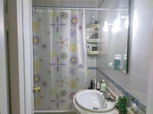 罗塔SOLEA 17的浴室设有水槽和鲜花淋浴帘