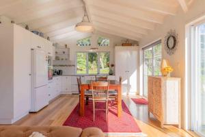 彭特派因Sunset Villa Norfolk Island - a Mediterranean inspired villa的带木桌的厨房和带冰箱的厨房。