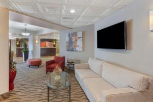 威兰最佳西方玫瑰城市套房的带沙发和平面电视的客厅