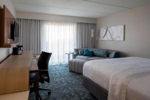 诺克罗斯Sonesta Select Atlanta Norcross I 85的配有一张床和一张书桌的酒店客房