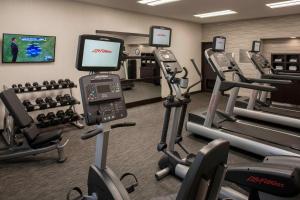 诺克罗斯Sonesta Select Atlanta Norcross I 85的健身房设有跑步机和椭圆机