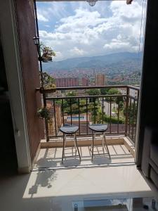 Apartamento con vistas a la ciudad (Penthouse) cerca al Estadio, al Boulevard de la 70 y la Avenida 80 (Casinos, restaurantes, malls y otros).的阳台或露台