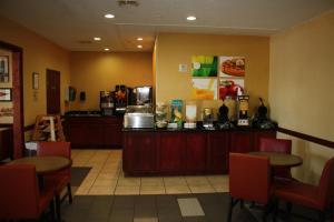 威奇托福尔斯Quality Inn & Suites Wichita Falls I-44的一间带2张桌子和柜台的餐厅