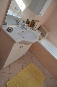 彼得拉穆拉塔Casa Elisa的浴室配有盥洗盆、镜子和浴缸
