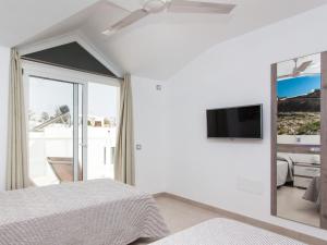 科拉雷侯Resort, Corralejo的一间卧室配有两张床和镜子