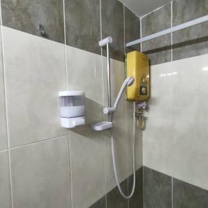 马六甲Cozzy Motel的浴室墙上的肥皂机
