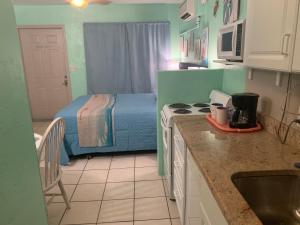 克利尔沃特Michaels Surfside Cabanas的一间小厨房,在房间内配有一张床