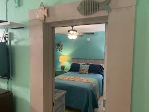 克利尔沃特Michaels Surfside Cabanas的一间卧室配有一张床和镜子