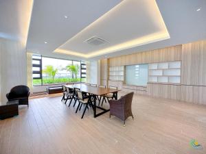 马六甲Bali Sea View Residences Melaka at Stayrene的一间带桌椅的用餐室