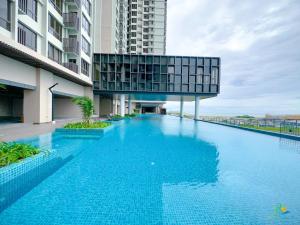 马六甲Bali Sea View Residences Melaka at Stayrene的一座大型游泳池,其建筑背景为: