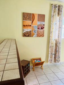 威廉斯塔德Wondershell Curaçao的一间设有一张床的客房,墙上挂着一张照片