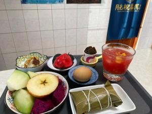 成功镇月光祝福民宿Moonlight Blessing Hostel的桌上放着一碗食物和饮料