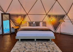 瓜塔维塔Golden Glamping的帐篷内一间卧室,配有一张床
